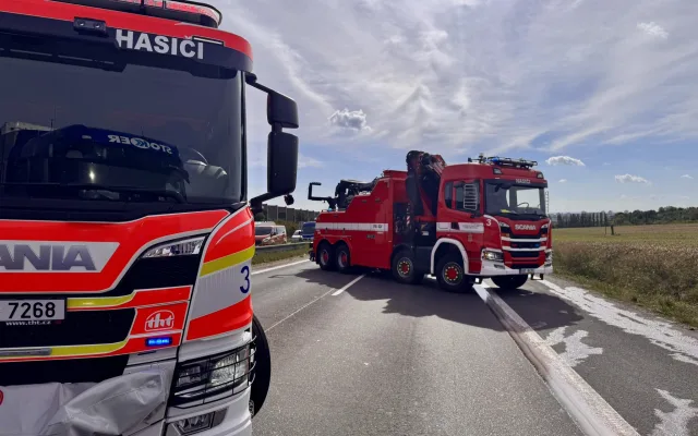 Provoz na D8 zastavila nehoda dvou náklaďáků, jednoho řidiče musí vyprostit
