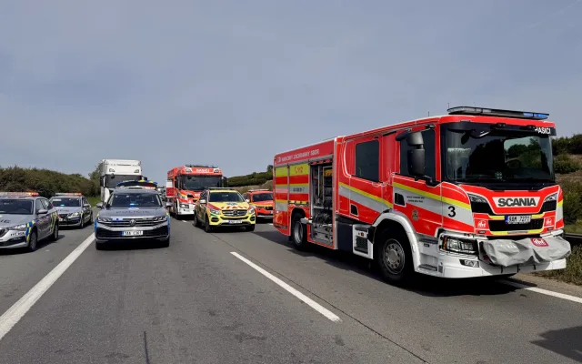 Provoz na D8 zastavila nehoda dvou náklaďáků, jednoho řidiče musí vyprostit