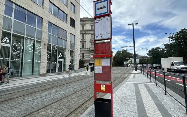 K Muzeu se vrací tramvaje, trať na Václavák zatím využijí v případech nouze
