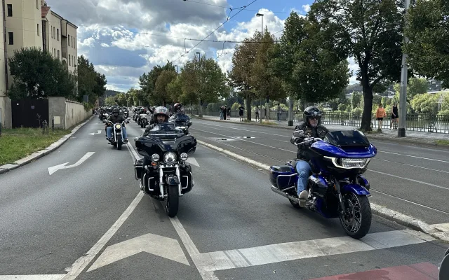 FOTO, VIDEO: Prahou projela kolona 800 motorkářů v čele s prezidentem Pavlem