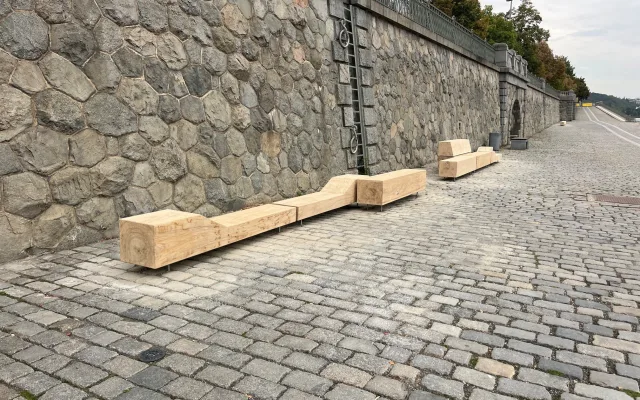 Nové lavičky z masivu přibyly na náplavce. Posezení má vydržet i záplavy