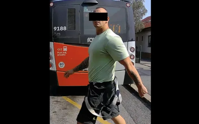 Nedal znamení, nevystoupil. Naštvaný muž pak rozbil sklo autobusu kamenem