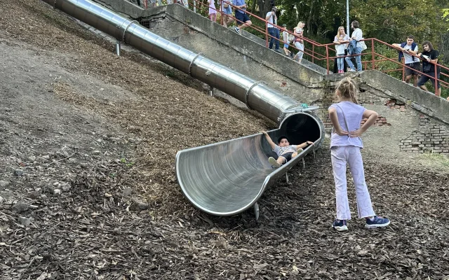 FOTO, VIDEO: Nadšení i pláč. Na nejdelší skluzavku v Praze si troufly desítky dětí