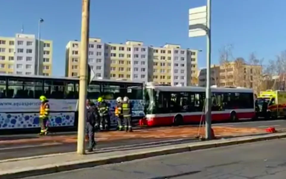Nehoda autobusů na Chodově si vyžádala 18 zraněných.
