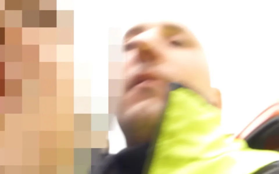 VIDEO: Kreténi, já jsem nezastavil. Hajzle, co po mně chceš, křičel muž na strážníky, pak je napadl