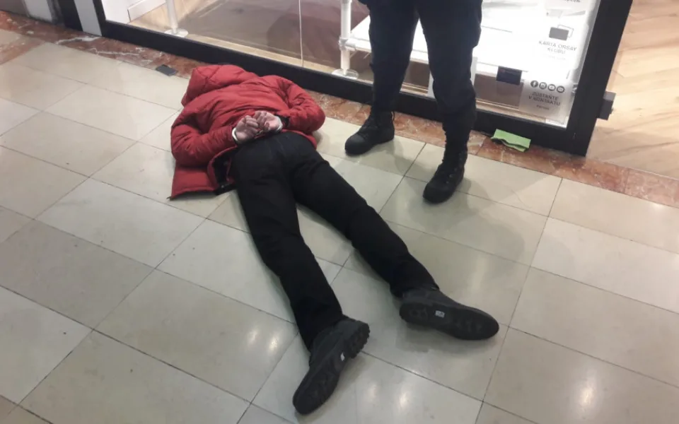 Šťouchnutí v metru vygradovalo v brutální útok. Muž ozbrojený nožem skončil v poutech.