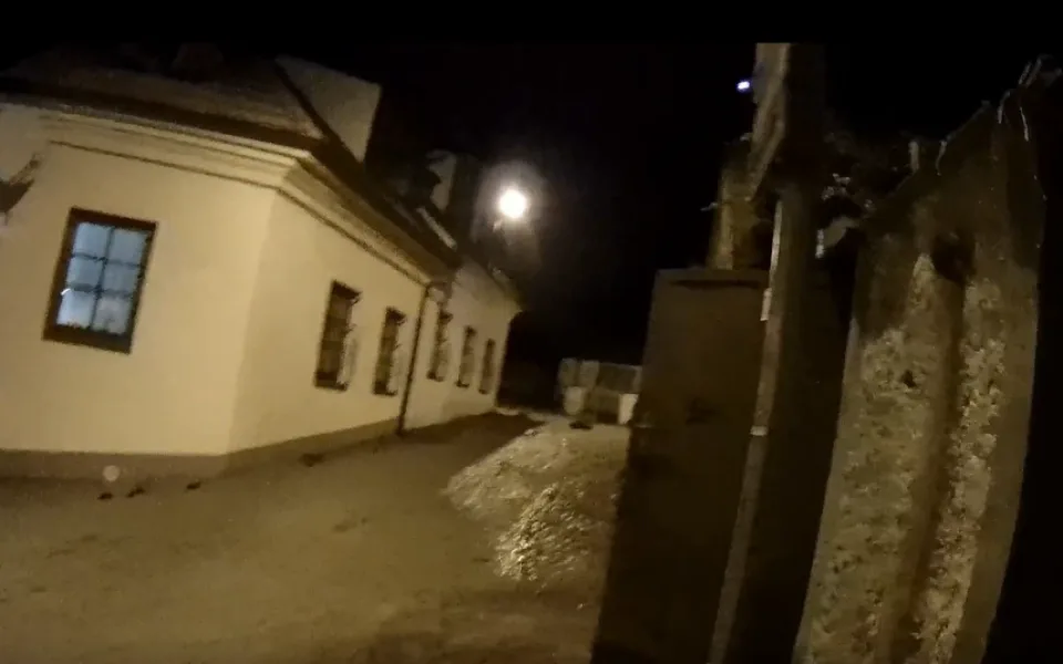 VIDEO: Masivní havárie vody vyhnala lidi z domovů v Praze 6. Situace by měla být v pořádku večer