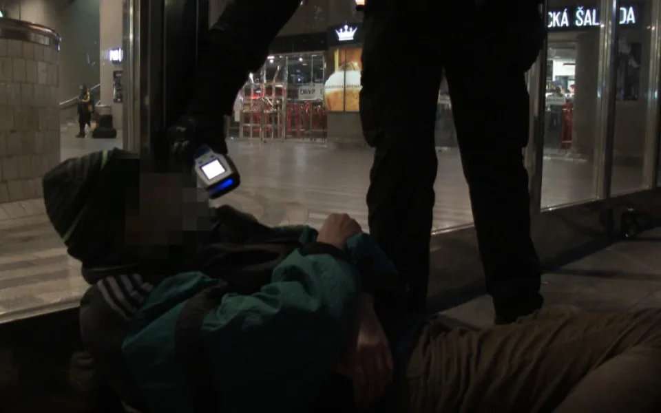 VIDEO: Strážníci kontrolovali bezdomovce. Prevence může vést k záchraně života