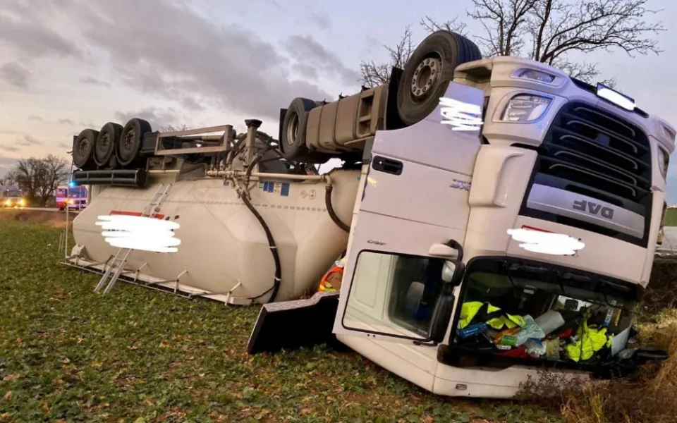 V Praze 6 ráno uzavřela dopravu převrácená cisterna na cement