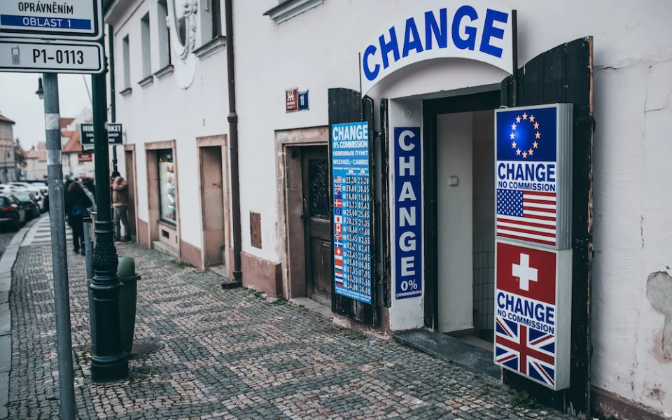 Praha chce zatočit s vizuálním smogem. Nová pravidla mají omezit nevkusnou reklamu.