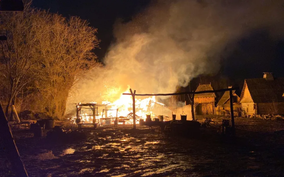 FOTO: V noci na dnešek hořel skanzen v Řeporyjích. Hasiči vyšetřují příčinu