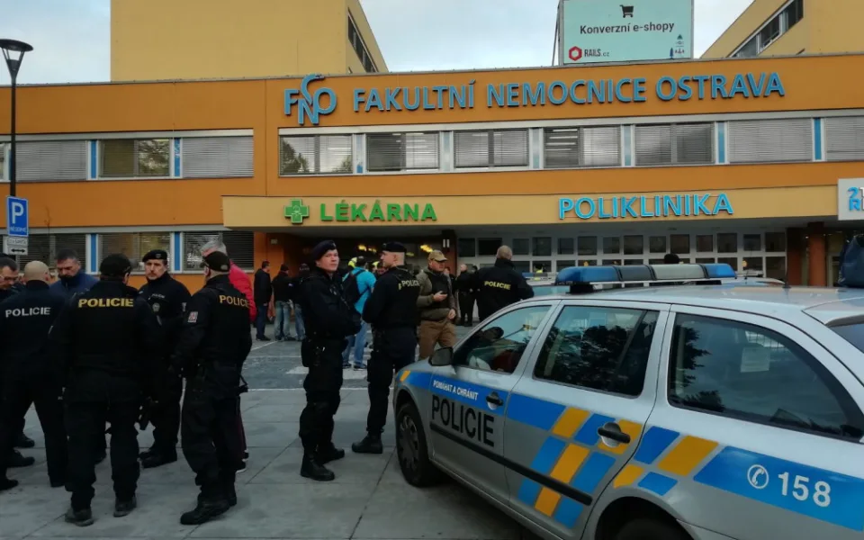 Pražská policie navyšuje bezpečnostní opatření. U nemocnic jsou ozbrojení policisté