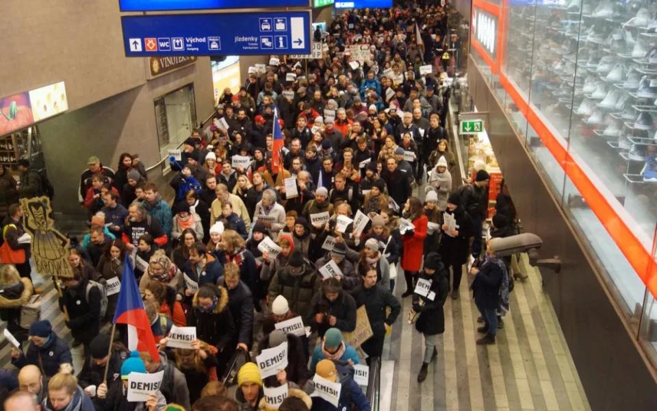 FOTO/VIDEO: Demonstrace proti Babišovi se účastnilo 50 tisíc lidí. Za týden se akce bude opakovat