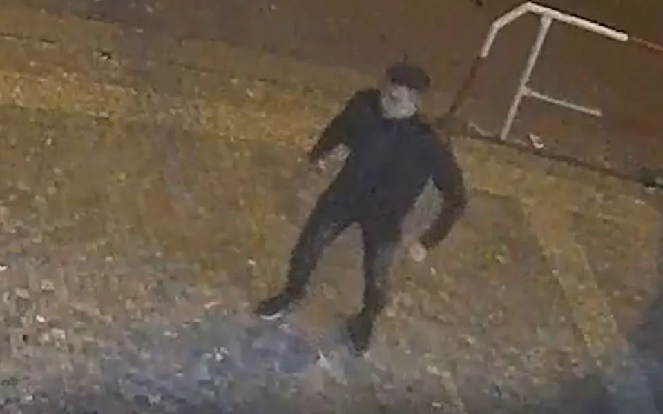 VIDEO: Policie pátrá po muži, který před Retro Music Hall zezadu napadl a zranil jiného muže