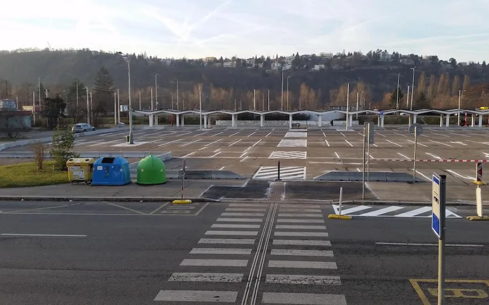 Na Braníku přibylo 115 parkovacích míst. Řidičům se otevřelo nové záchytné parkoviště.