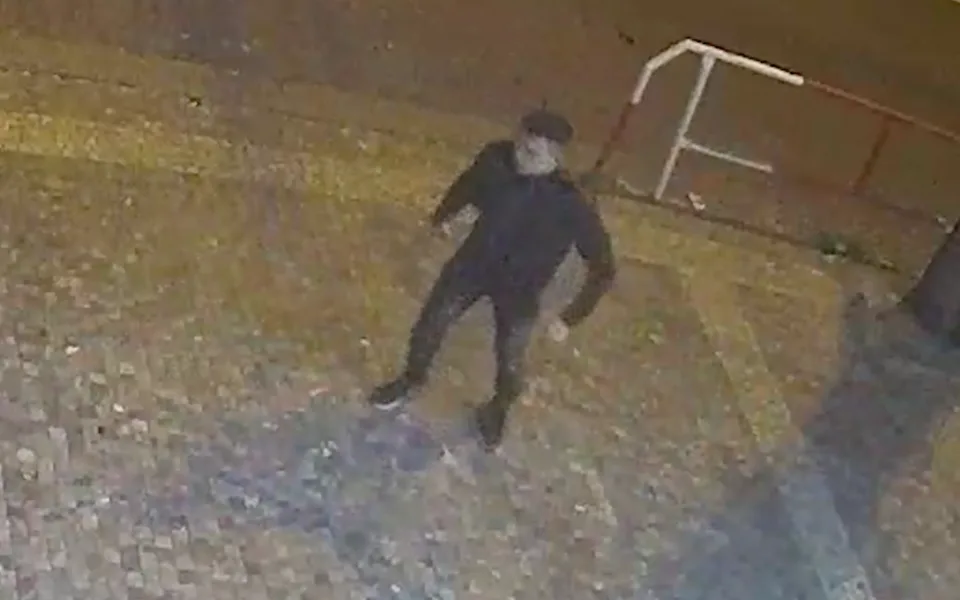 Policie hledá neznámého útočníka. Před klubem v centru Prahy zranil jiného muže.