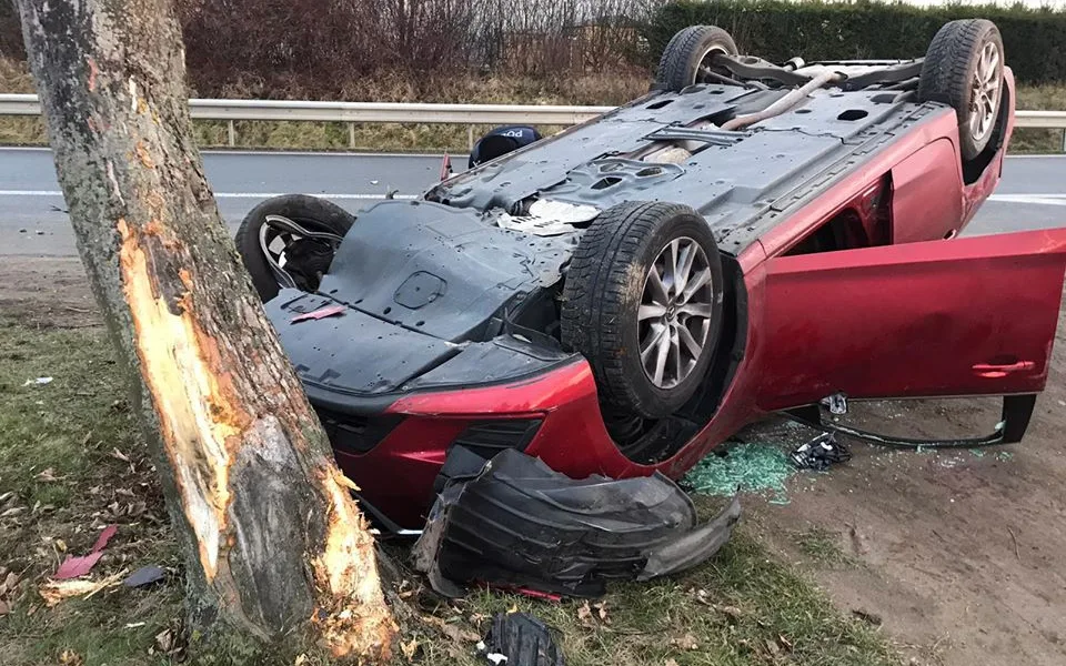 Vážná nehoda na hlavním tahu do Prahy. Osobní automobil skončil na střeše.