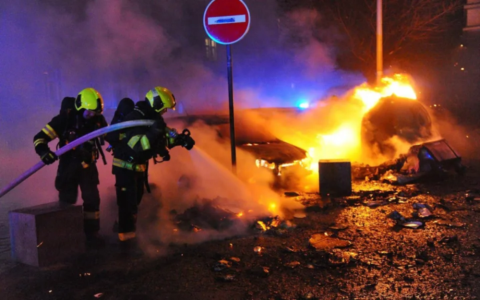 FOTO/VIDEO: Noční požár popelnic v Žitomírské ulici poškodil tři osobní auta