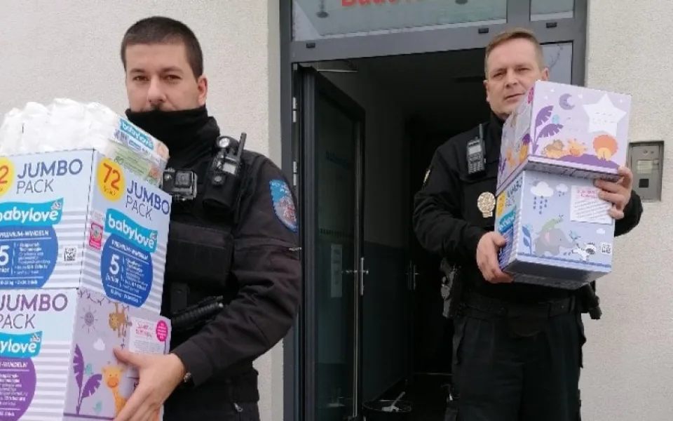 Dobrý skutek před Vánocemi. Strážníci vybrali peníze na potřeby Dětského centra Strančice