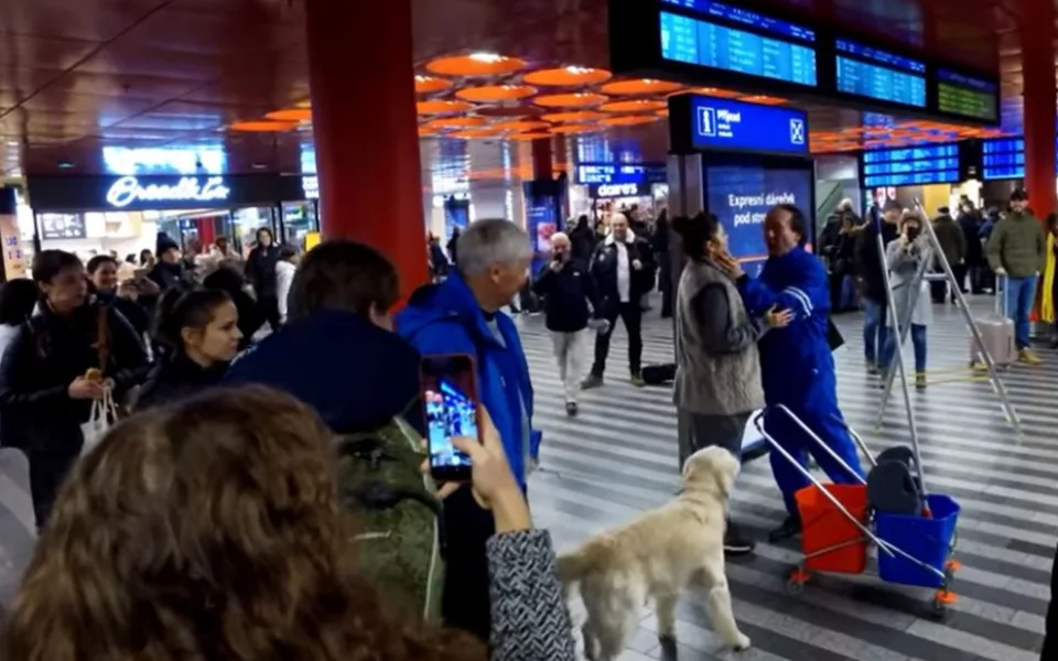 VIDEO: Na Hlavním nádraží zpíval údržbář i uklízečka. Slavili znovuotevření Státní opery