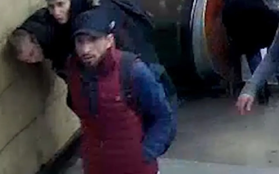 VIDEO: Tento muž okradl ženu v metru. Pátrá po něm policie