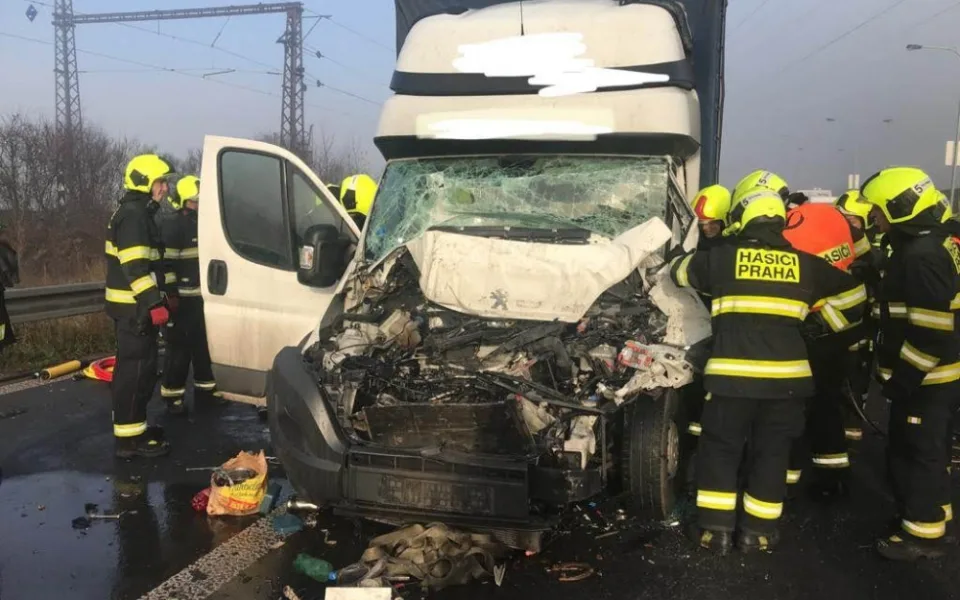 FOTO: Provoz na Jižní spojce zastavila nehoda. Zraněného museli vyprostit hasiči
