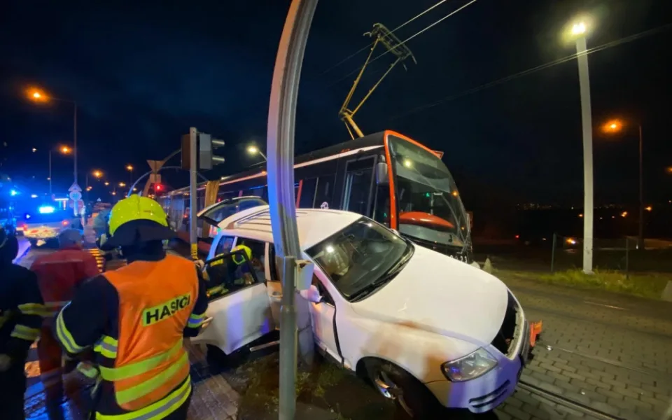 Na Barrandově došlo k dopravní nehodě. Auto se srazilo s tramvají