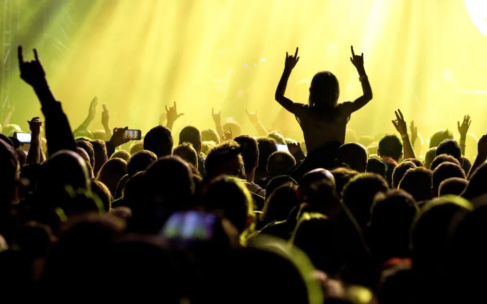 Tři sestry narazily na podiu sud. Vánoční koncert přilákal také fotbalové legendy.