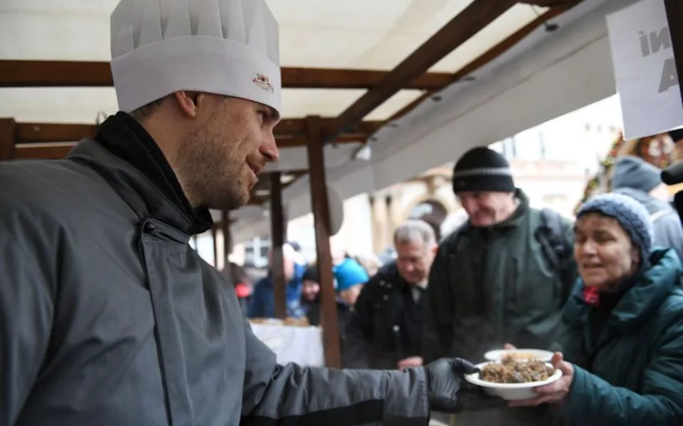 Křik, nadávky a potyčky. Na Staroměstském náměstí se rozdávala rybí polévka a kuba.