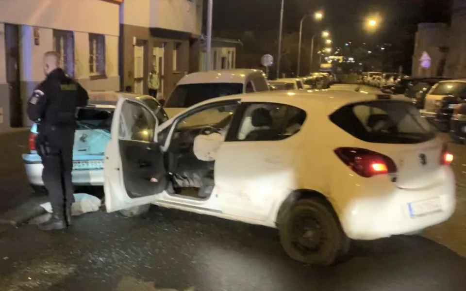 VIDEO: Stůj, nebo střelím! Policejní honička skončila nehodou a střelbou