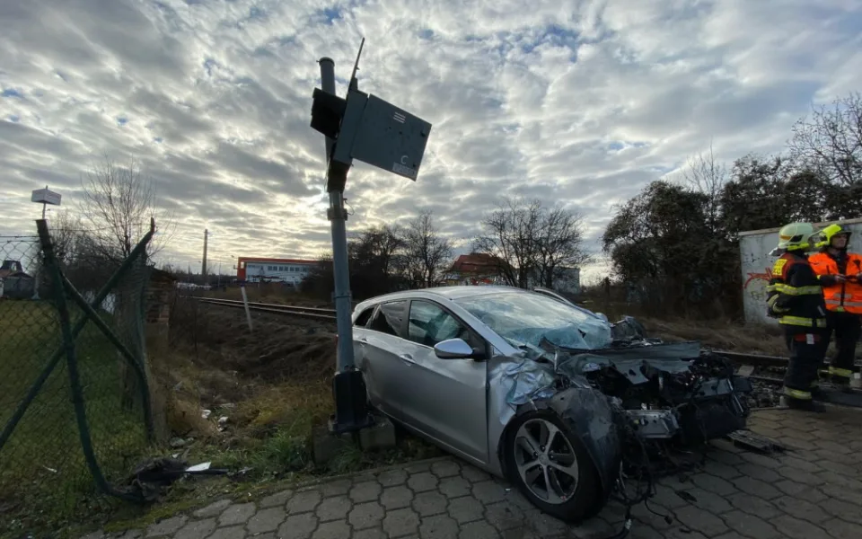 Železniční nehoda na Štědrý den. Dva zranění a padesát evakuovaných