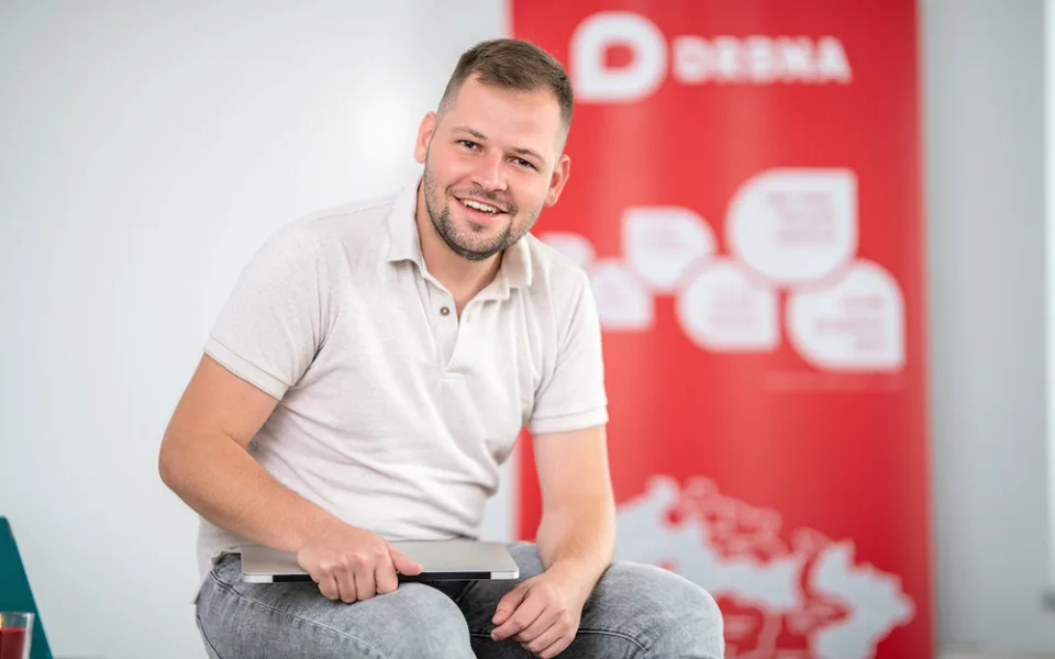 Je jednoduché nadávat na sociálních sítích, říká šéfredaktor Drbna.cz Michael Daněk