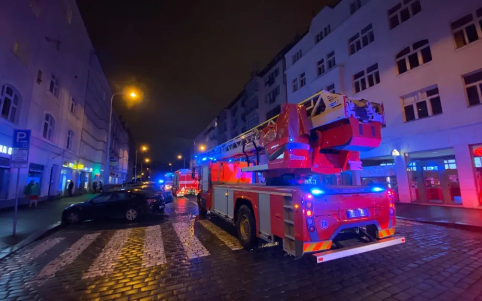 Přes Štědrý den řešili hasiči v Praze pětadvacet událostí. Hořelo auto i svíčky na hrobě