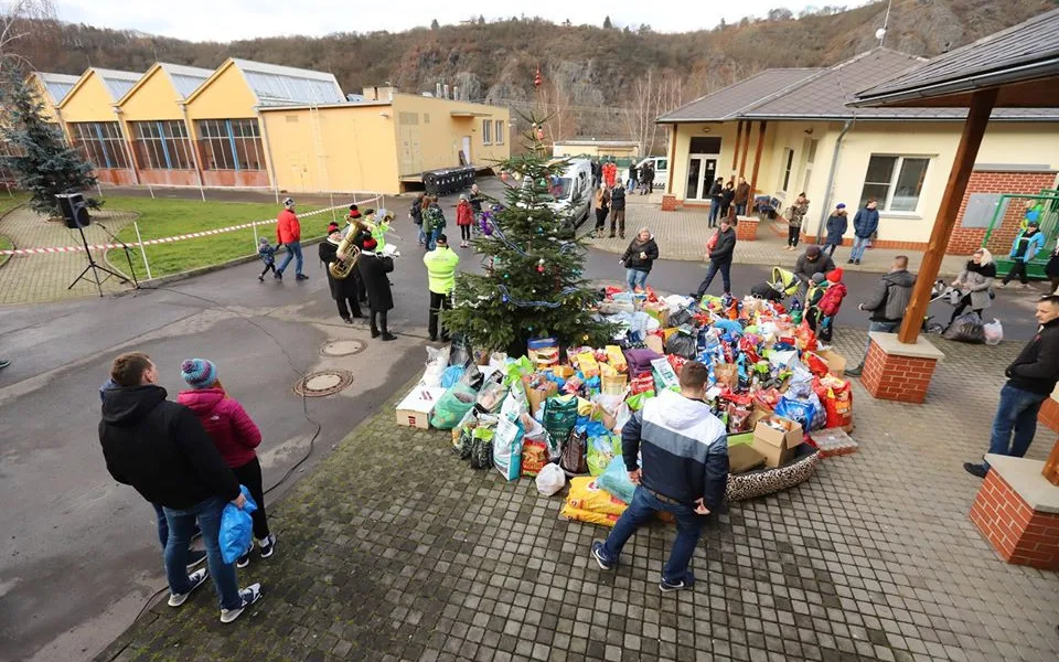 Vánoce v trojském útulku. Pražané přinesli 10 tun krmení a zhruba 800 kilo dek.