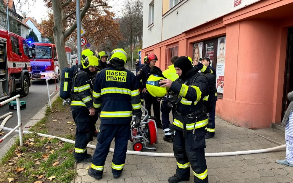 Požár na Praze 3 vyhnal na druhý svátek vánoční nájemníky z domovů.