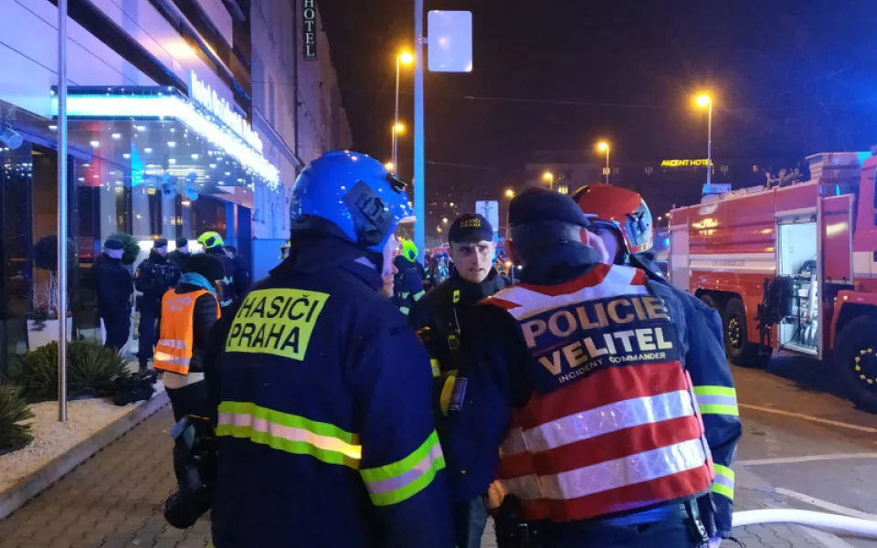 FOTO/VIDEO: Škoda za milion a přes sto evakuovaných. Na Smíchově hořela sauna