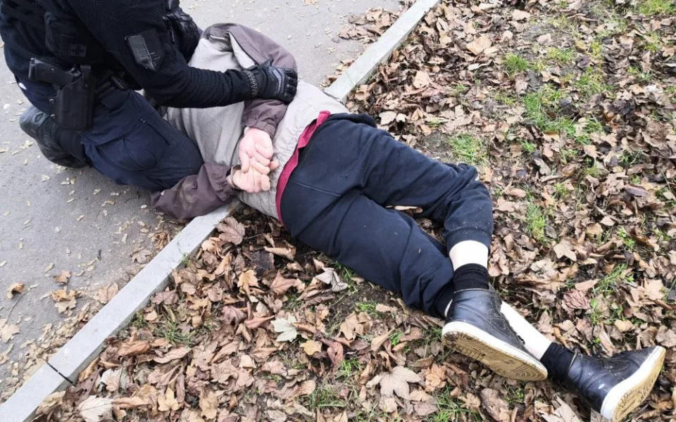 FOTO: Policista v civilu přistihl ve svém autě zloděje. Tomu hrozí pět let vězení