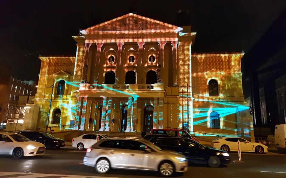 Unikátní videomapping ke znovuotevření Státní opery.