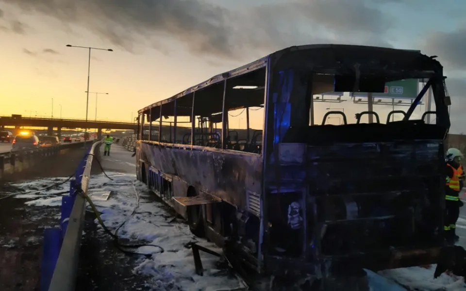 Na Pražském okruhu lehl popelem autobus, cestujícícm se nic nestalo.