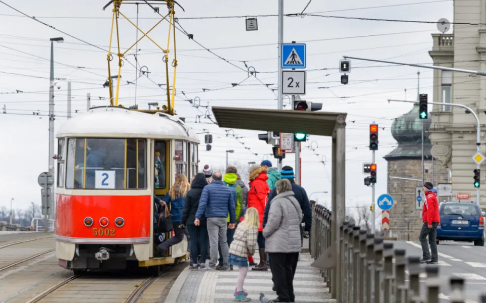 Muzeum MHD zahájilo sezónu. Celý víkend Prahou jezdí tramvaj z padesátých let