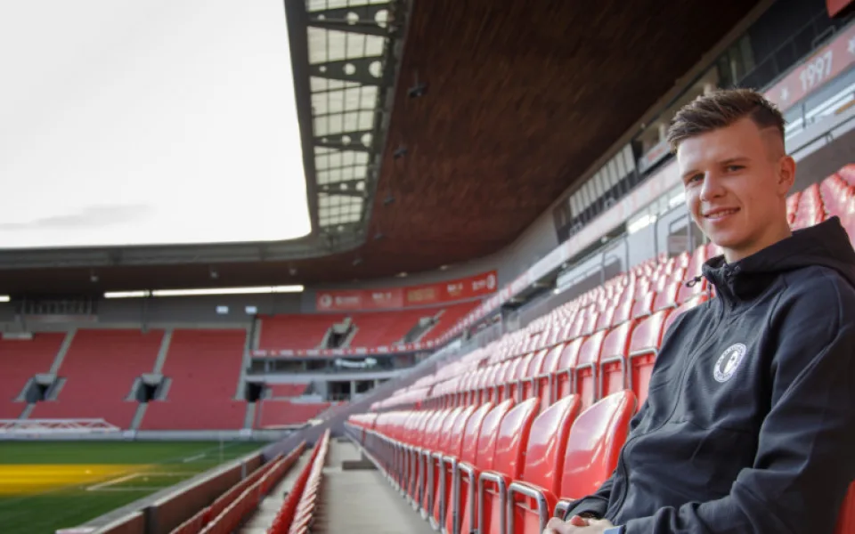 První zimní posilou fotbalistů Slavie se stal Hellebrand.