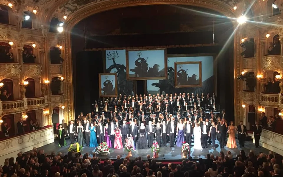 Státní opera si při znovuotevření připomněla svoji minulost.