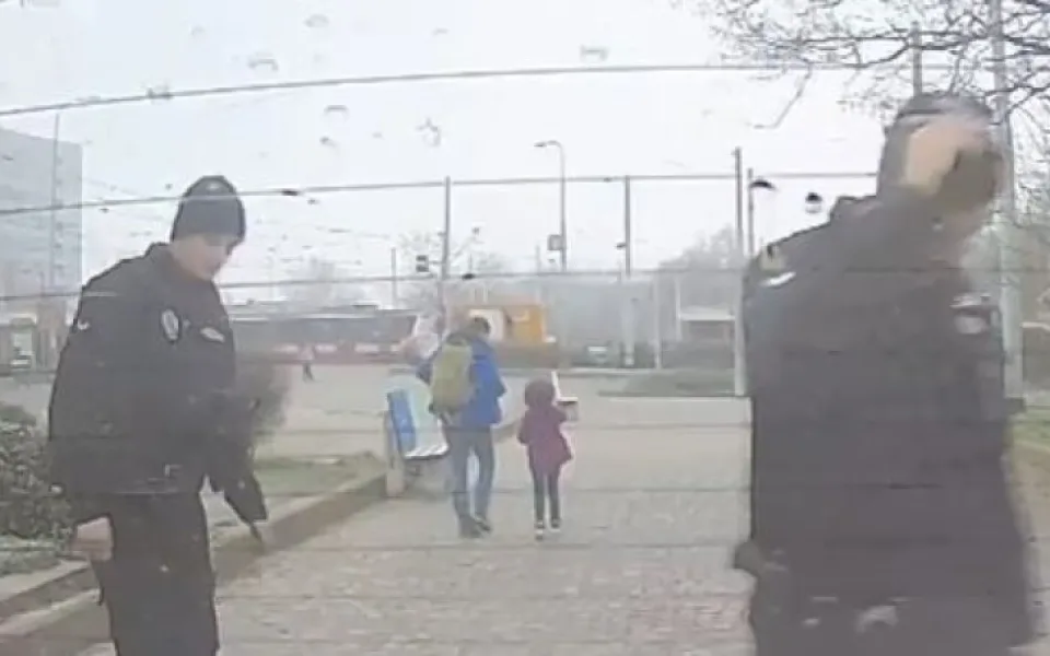 VIDEO: Cizinci zůstala v tramvaji dcera. K tátovi jí pomohli strážníci a všímavá cestující