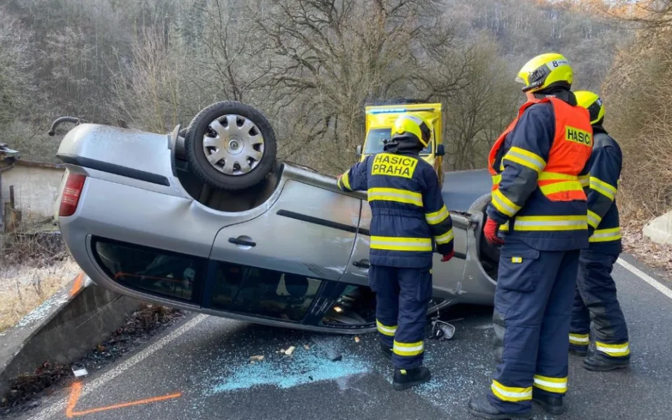Hasiči zasahovali u nehody, při které auto skončilo na střeše