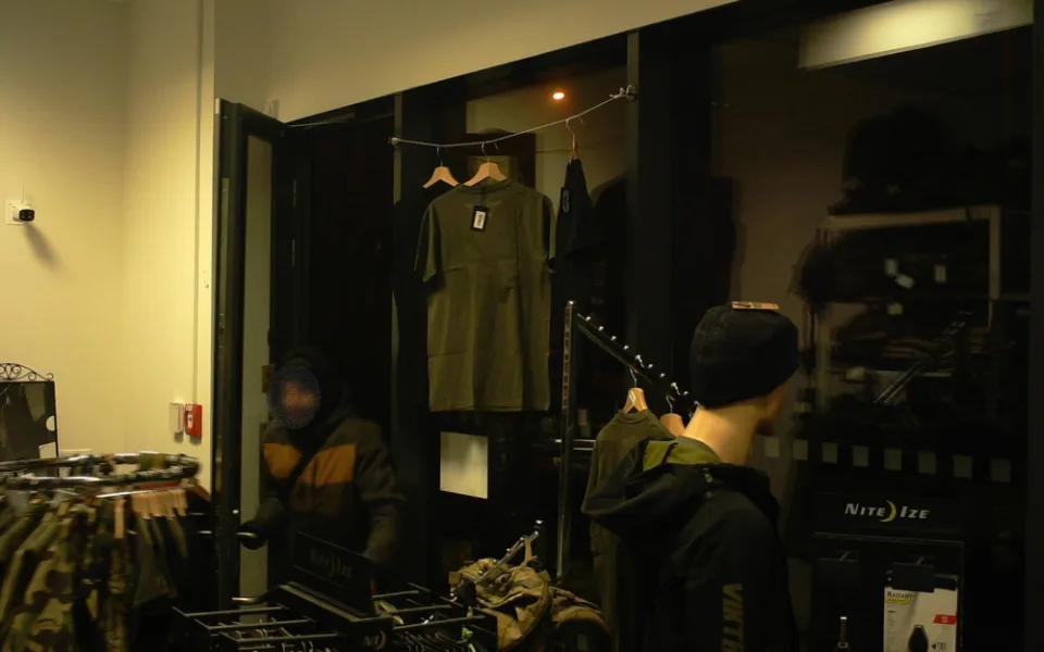 Třikrát navštívil army shop po zavíračce. Po třetím vloupání ho zadržela policie.