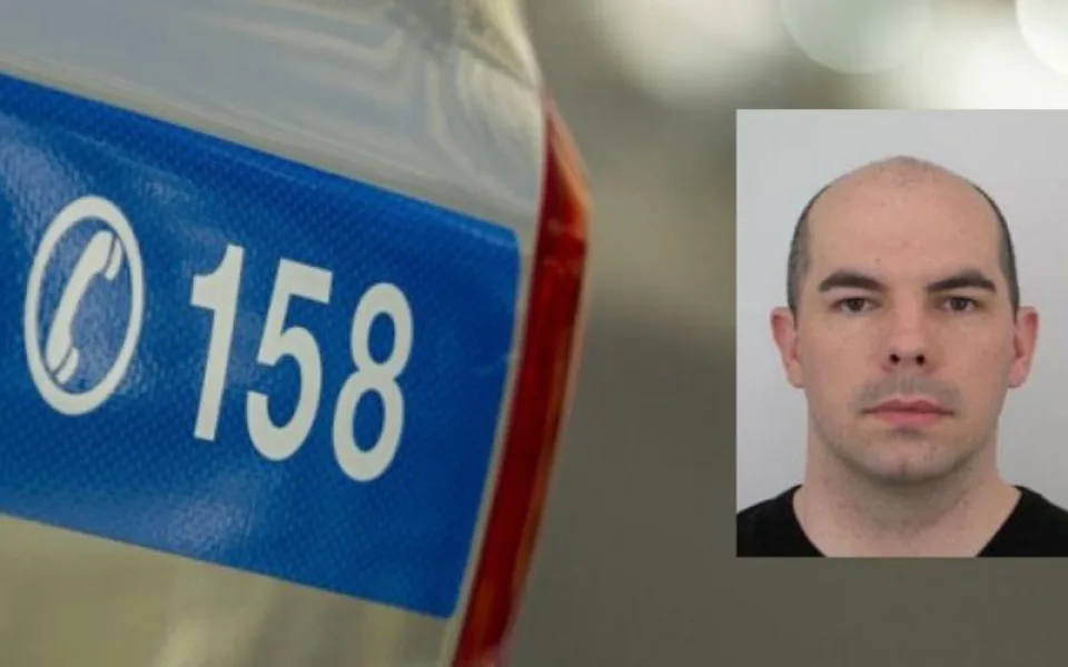 Martin Kobrle je odsouzený a už přes rok se ukrývá, nejspíš je v Praze. Pátrá po něm policie