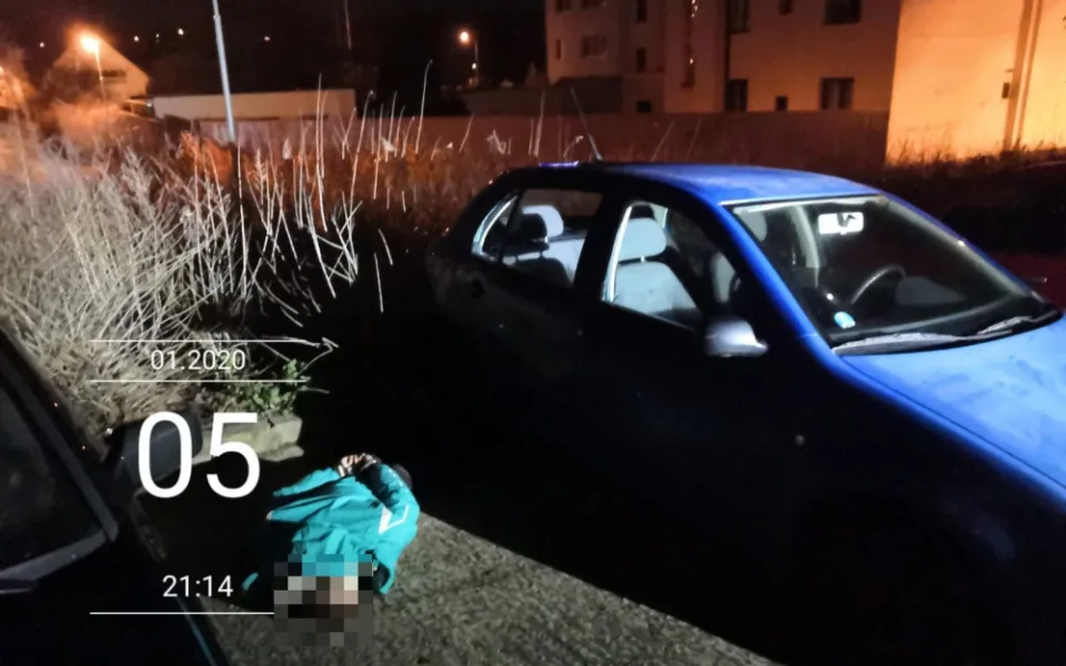 FOTO: Zloděj chtěl vykrást auto. To patřilo strážníkovi, který pachatele uviděl z okna