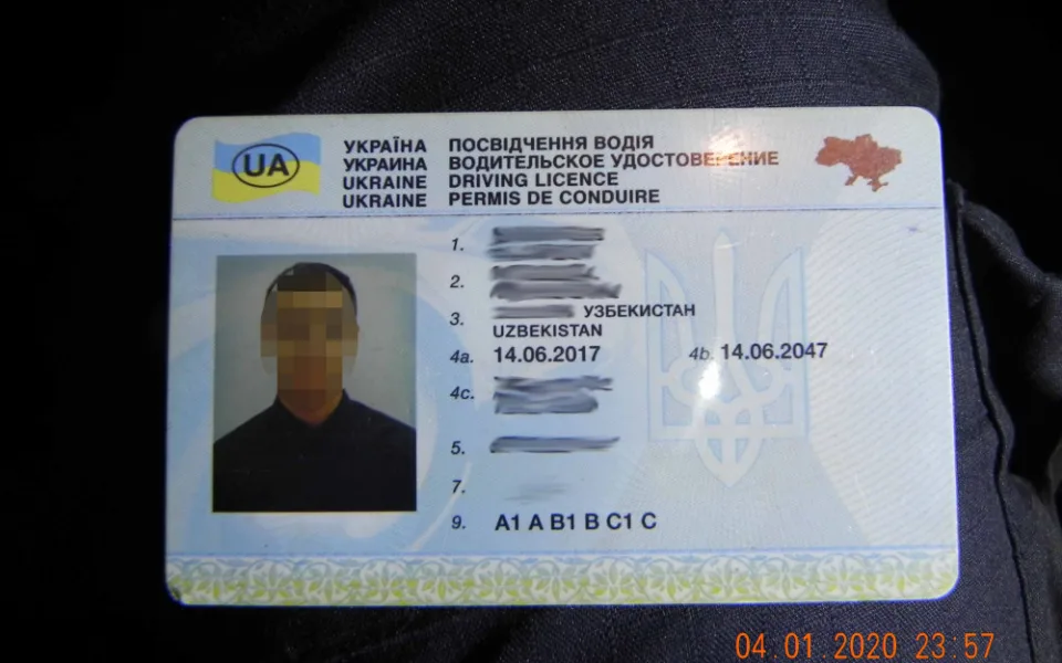 Uzbecký pas, polské auto, ukrajinský řidičák. Taxikář bez povolení skončil v rukou policie