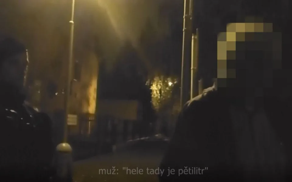 Hele, tady je pětilitr. Řidič nadýchal přes dvě promile a snažil se uplatit strážníky