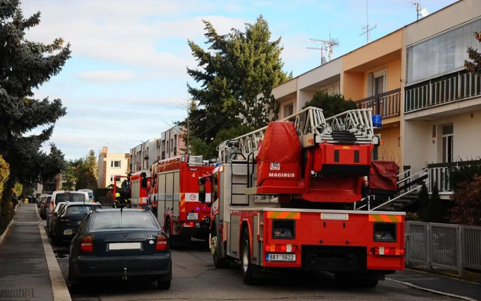 Hasiči a chemická služba dnes odpoledne zasahovali u požáru plynu v garážích v Hájích.